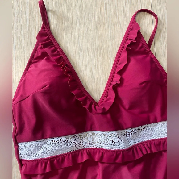 ✨NWT Cupshe Red Wine Ruffle Lace Crochet One Piece Monokini Swimsuit Size Medium - Picture 3 of 11